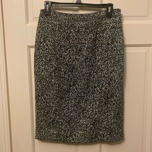 WHITE HOUSE BLACK MARKET- white/black/gray pencil skirt Sz 4